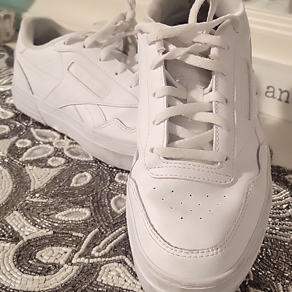 Reebok Womens size 7.5 White/True Grey/Rubber Gum Memory Tech Sneakers